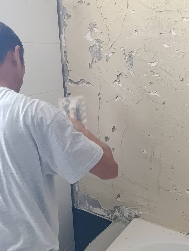 פירוק: הסרת הצבע והטיח הישן מהקיר